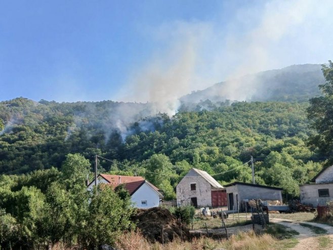 Požar priprijetio kućama u Humčanima, vatrena stihija odbijena akcijom iz vazduha (FOTO/VIDEO)