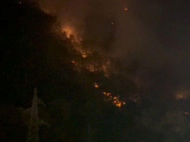 Požar kod Novog Goražda prijeti trafo-stanici i kućama, nadležni apeluju za pomoć (VIDEO)