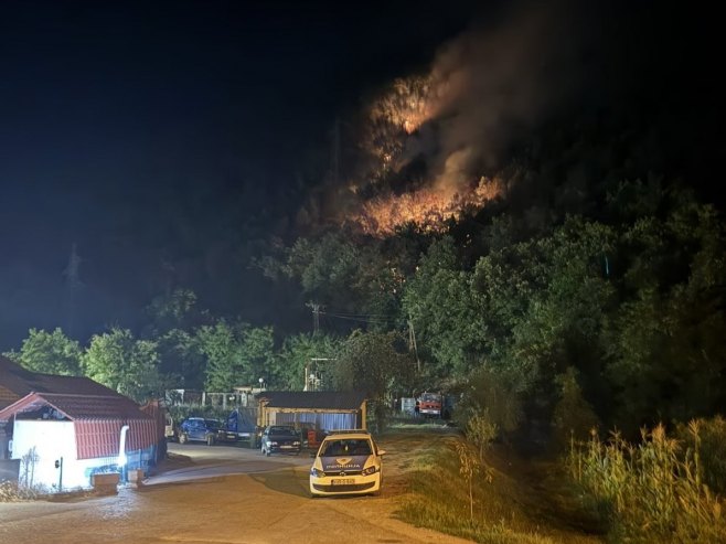 Požar kod Novog Goražda prijeti trafo-stanici i kućama, nadležni apeluju za pomoć (VIDEO)