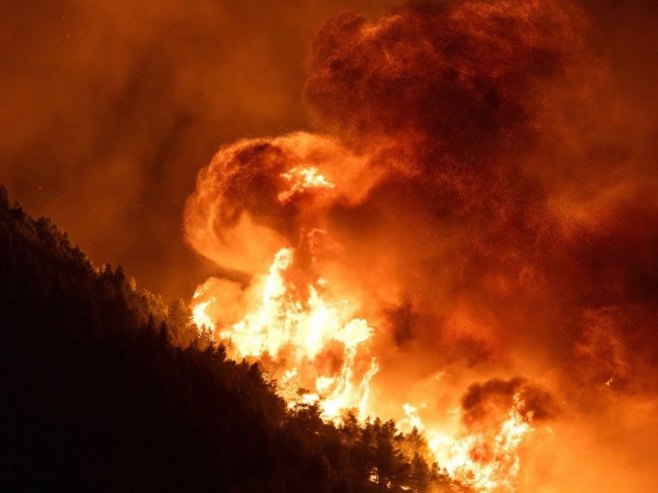 Požar u Omišu (Foto:  EPA/STRINGER) - 