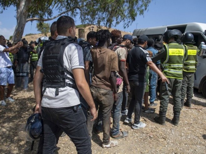 Marokanska policija i migranti (Foto: EPA/JALAL MORCHIDI) - 