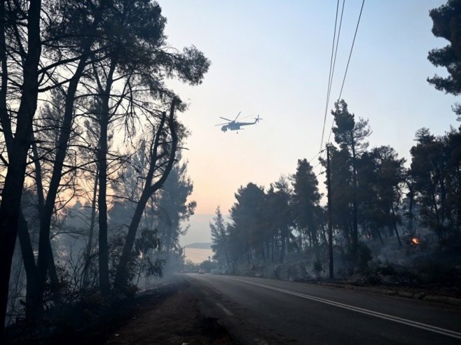 Grčka: Borba sa požarom na Skirosu se nastavlja