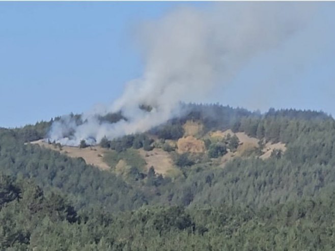 Borba na dva fronta sa požarom na Stolovima