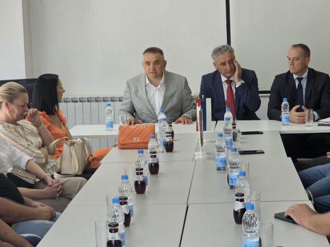 Minić u Nevesinju sa djecom poginulih boraca (FOTO)