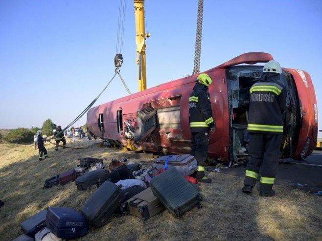 U Mađarskoj se prevrnuo autobus iz Poljske (Foto: EPA/ZOLTAN MATHE) - 