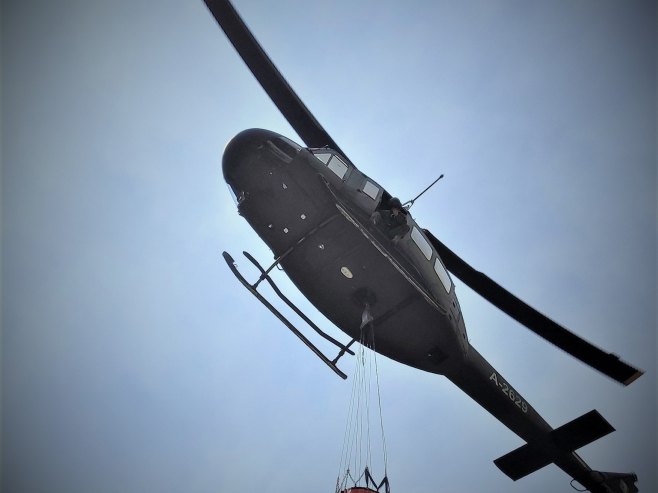 Helikopter Oružanih snaga gasi požar kod Bihaća