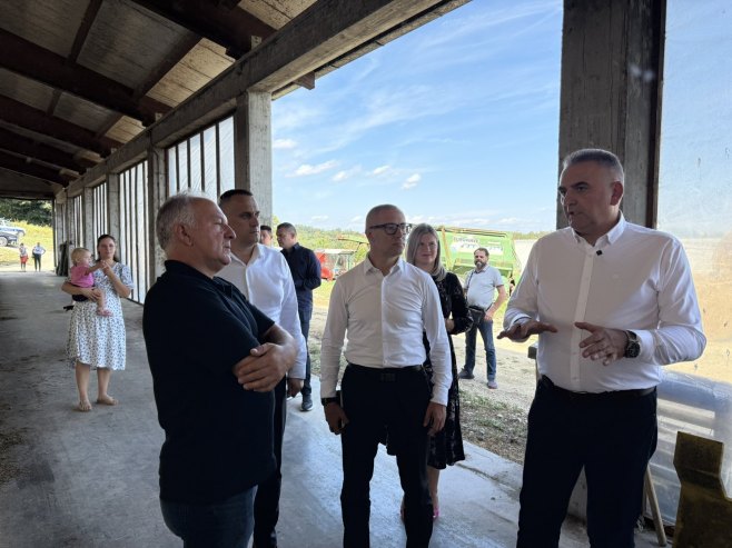 Minić obišao pogon prnjavorske kompanije Dis Eurostandard i gazdinstvo Dejana Simića (VIDEO)