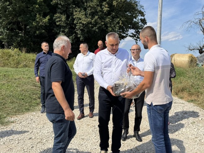 Minić u posjeti poljoprivrednom gazdinstvu Dejana Simića u Prnjavoru (FOTO)