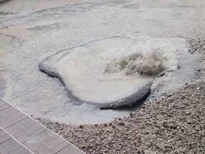Na Kočićevom vijencu u Banjaluci već četvrti dan izbija voda u ogromnim količinama (VIDEO)