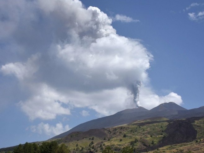 Etna ponovo eruptira, oblak pepela kreće se ka jugu (VIDEO)