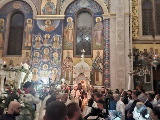 U Trebinju ispred Sabornog hrama Preobraženja Gospodnjeg održana svečana litija (FOTO/VIDEO)