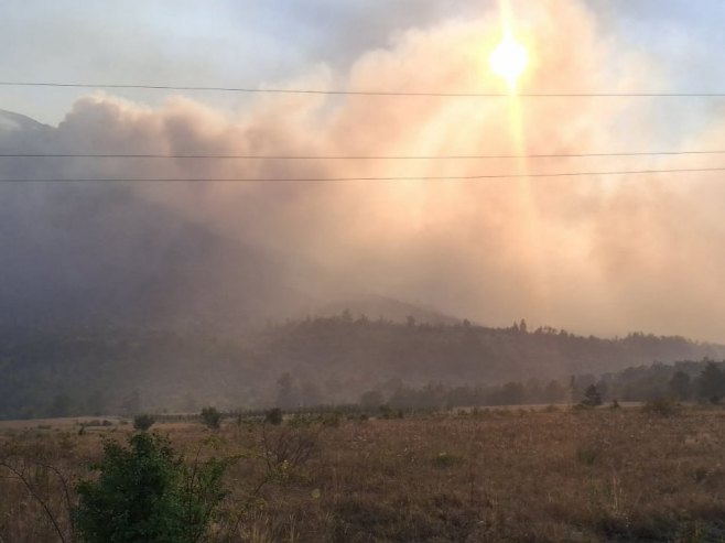 Požar na Dinari spušta se prema naseljima Podgora i Peulje