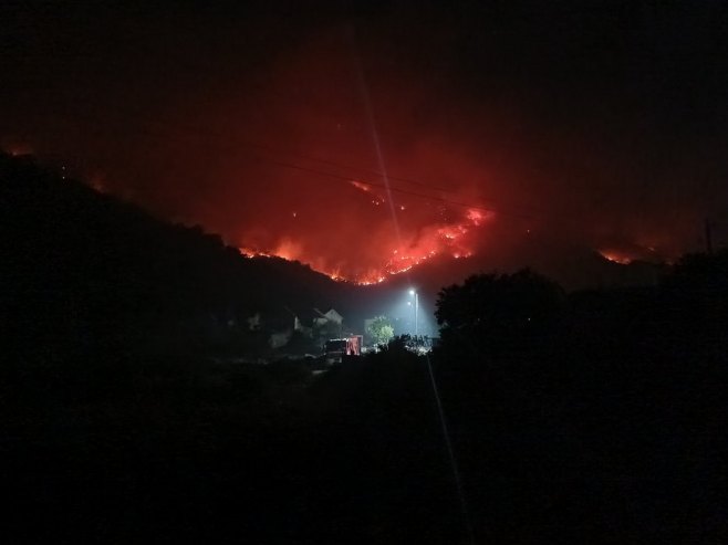 Trebinje: Vatra se sa brda Vlaštica spustila do sela Bobovišta (VIDEO)