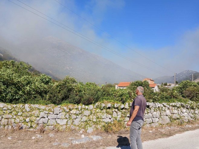 Ponovo gori u Ivanici, u selu Bobovišta vatra na 100 metara od kuća