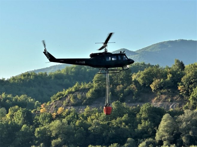 Požar se proširio na groblje na oko 200 metara od manastira Vozućica