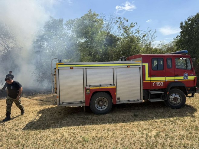 Dramatični snimci iz Srbije: Vatra stigla do kuća, mještani preskaču ograde (FOTO/VIDEO)