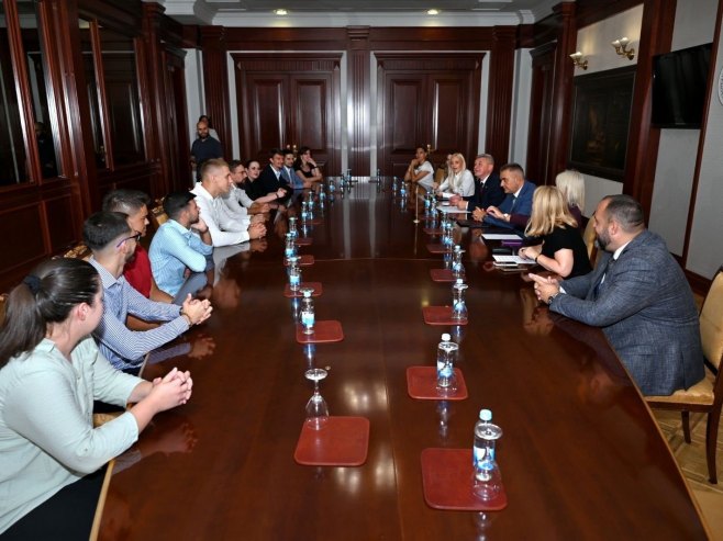 Savo Minić sa stipendistima - Foto: Ustupljena fotografija