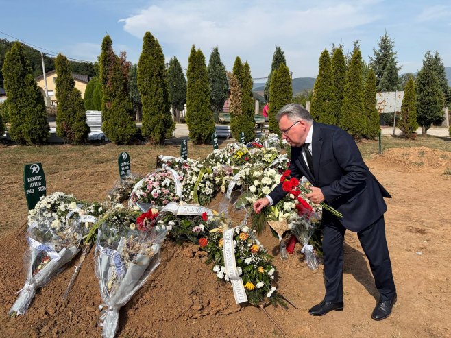 Igor Kalabuhov odao počast stradalim planinarma - Foto: Ustupljena fotografija