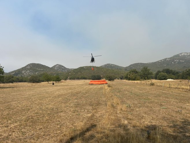 Požari na Zupcima kod Trebinja i dalje aktivni; Helikopter gasi požar u selu Tuli (VIDEO)