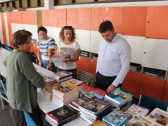 U Rogatici počela podjela udžbenika za sve osnovce