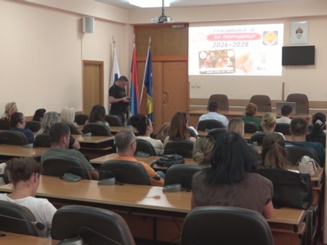 Roditeljima sa troje i više d‌jece u Gradišci podijeljene "Ponosne kartice Republike Srpske".