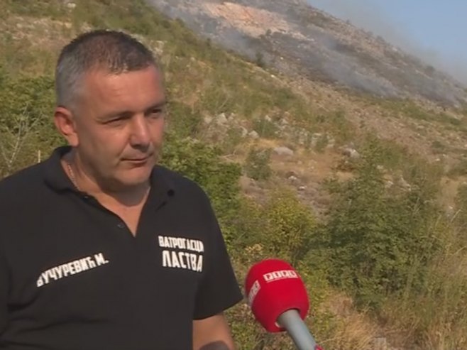 Borba sa vatrenom stihijom u Trebinju: Vatrogasci i helikopter brane kuće i magistralni put