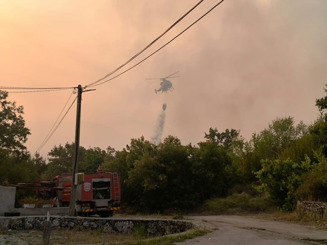 Helikopter gasi požar u Hercegovini (VIDEO)