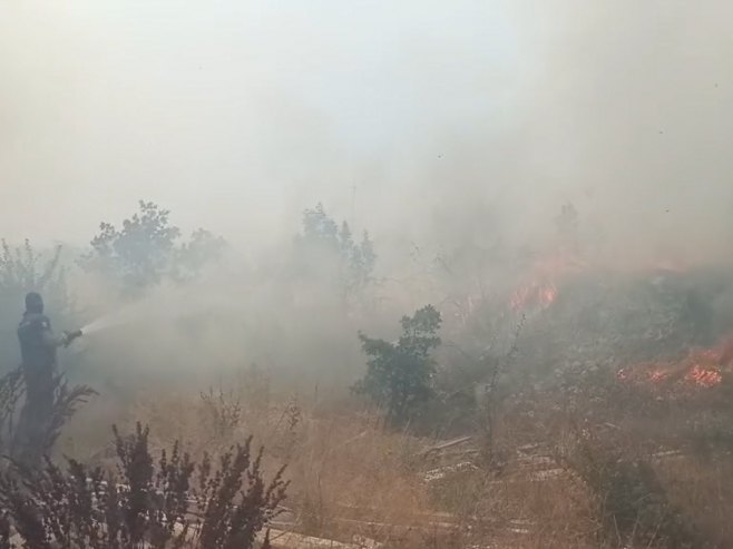 Vatra blizu kuća u selu Turmenti, angažovan i helikopter (VIDEO)