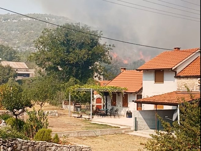 Gori na Zupcima, vatru gasi i veliki broj mještana; Na terenu helikopter (VIDEO)