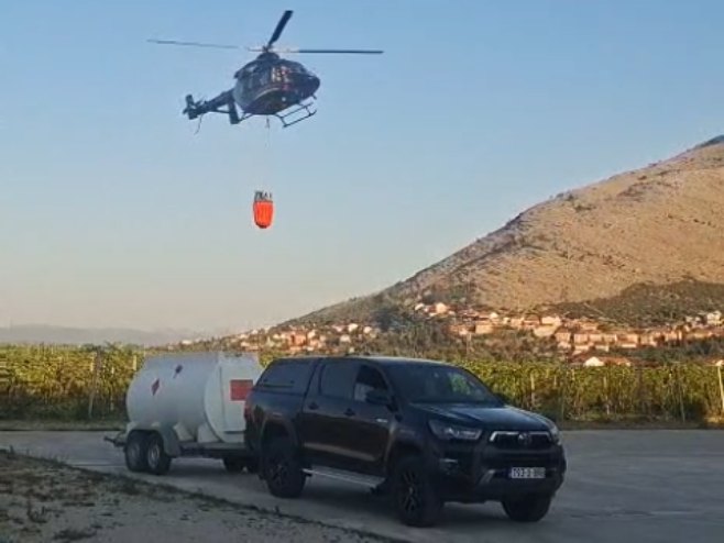 I dalje gori kod Trebinja, vatru gasi i helikopter (VIDEO)