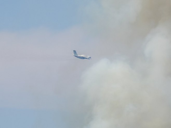 "Iljušin" gasi požar kod Kraljeva; Helikopteri i vatrogasci iz Rumunije u Deliblatskoj peščari (FOTO)
