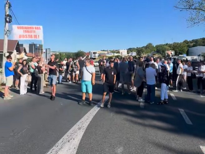 Protest u Ramićima: Mještani blokirali saobraćaj zbog neadekvatnog odlaganja animalnog otpada