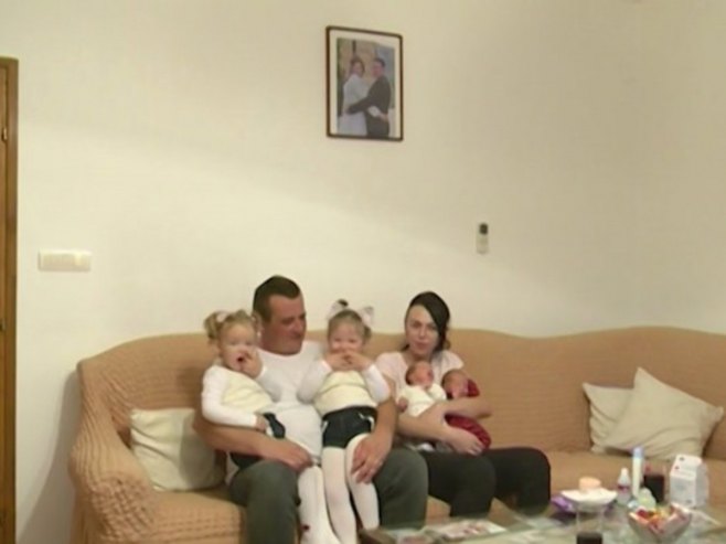 "Srpska te voli" - Sandra i Milijan Mijanović iz dva pokušaja postali ponosni roditelji četvoro mališana (VIDEO)