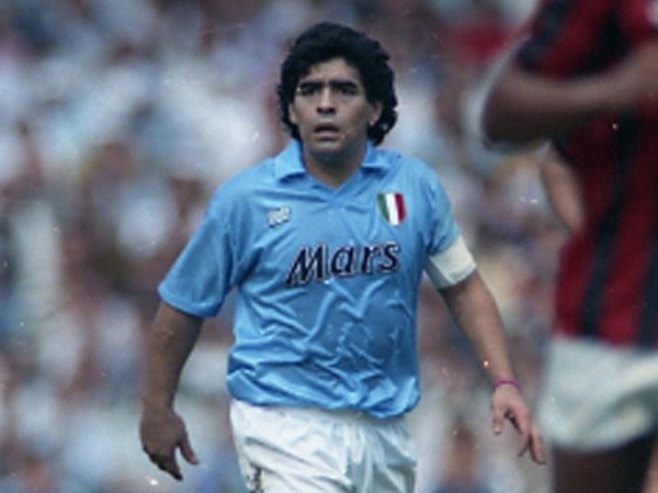 Lopta kojom je Maradona postigao gol rukom na SP 1986. prodata za 3,3 miliona dolara (VIDEO)