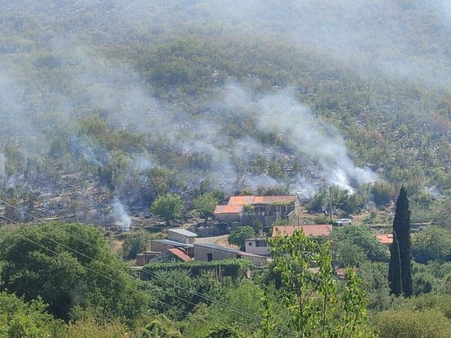 Vatra oko kuća u selu Kremeni Do Vatra oko kuća u selu Kremeni Do - Foto: RTRS