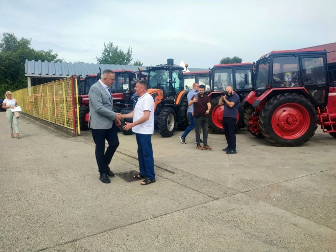 Minić posjetio preduzeće "Agro-Simeks" u Vršanima kod Bijeljine (FOTO)