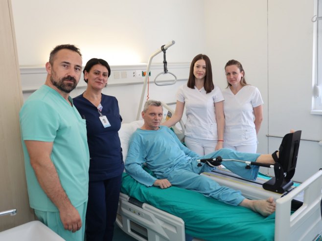 Uspjeh ljekara UKC Srpske: Pacijentu sa hemofilijom tip A ugrađena totalna proteza koljena (FOTO)