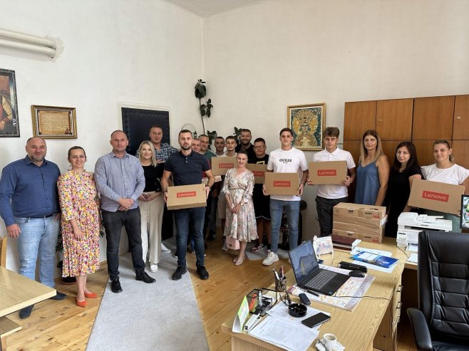 Podrška mladima u Čajniču: Igor Dodik donirao 11 laptopa srednjoškolcima