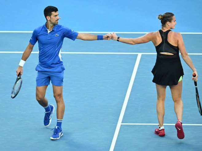 Đoković i Sabalenka (Foto: EPA/JOEL CARRETT AUSTRALIA AND NEW ZEALAND OUT) - 