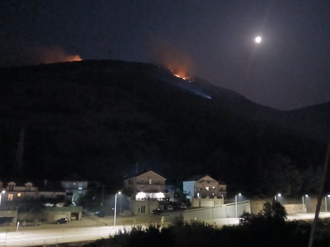 Trebinje prekriveno dimom; Vatrogasci ulažu maksimalne napore da spriječe širenje vatre (VIDEO)