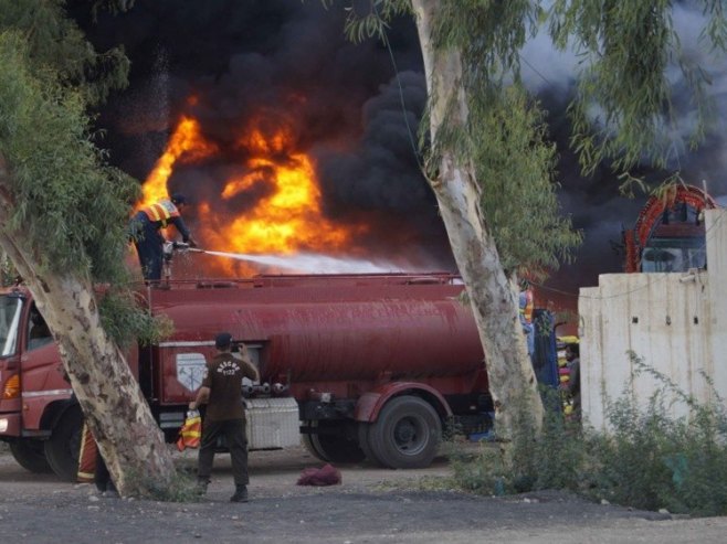 Vatrogasci u Pakistanu, arhivska fotografija (foto: EPA/SAOOD REHMAN) - 