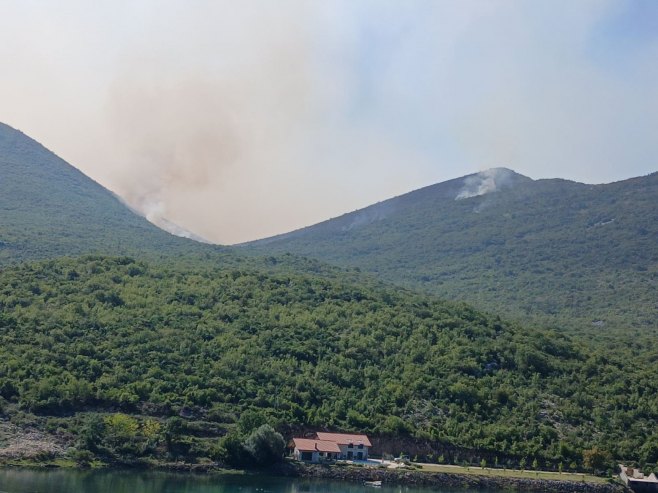 Trebinje: Helikopter gasi vatru, požar kod Orašja stavljen pod kontrolu