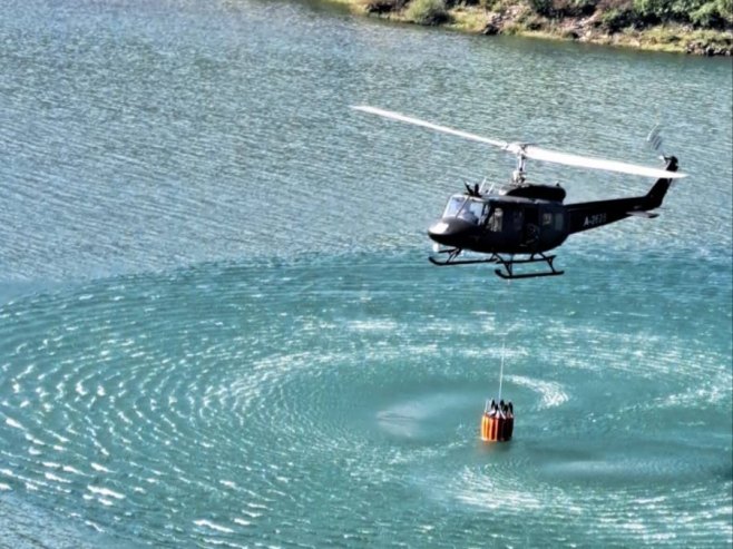 Nakon teške noći, situacija na požarištu u okolini Trebinja stabilnija; Helikopter od jutros gasi vatru (VIDEO)