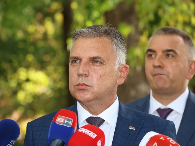 Golubović: Gradska uprava u Banjaluci nabavila školske uniforme bez konsultacija
