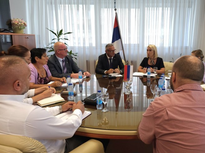 Ostojić sa predstavnicima Fonda zdravstvenog osiguranja i Poreske uprave Ostojić sa predstavnicima Fonda zdravstvenog osiguranja i Poreske uprave - Foto: Ustupljena fotografija