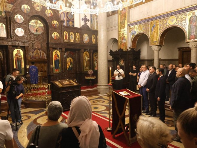 Minić i Dodik odaju počast generalu Mladiću u Hramu Hrista Spasitelja (FOTO)