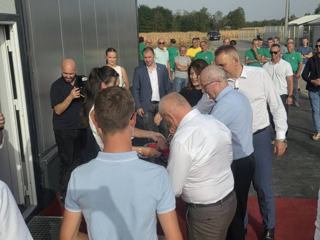 Minić u Pelagićevu otovorio novi proizvodni objekat za tov pilića
