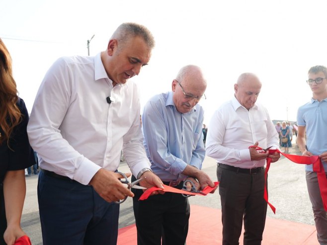 Minić u Pelagićevu otovorio novi proizvodni objekat za tov pilića (FOTO)