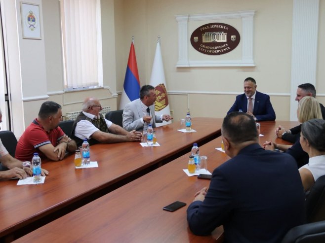 Žunić sa podžupanom grada Črnomelj iz Slovenije Dubravkom Čengijom Žunić sa podžupanom grada Črnomelj iz Slovenije Dubravkom Čengijom - Foto: RTRS