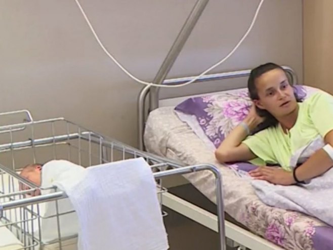 Neobičan porođaj na putu za bolnicu; Za Danijelu i novorođenče novčana pomoć Fonda za dječiju zaštitu (VIDEO)